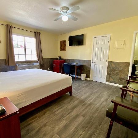 Europa Inn & Suites Дезерт-Хот-Спрингс Экстерьер фото