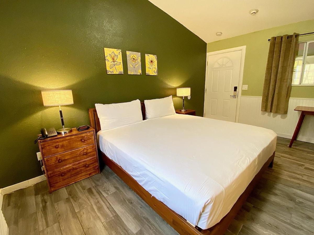 Europa Inn & Suites Дезерт-Хот-Спрингс Экстерьер фото