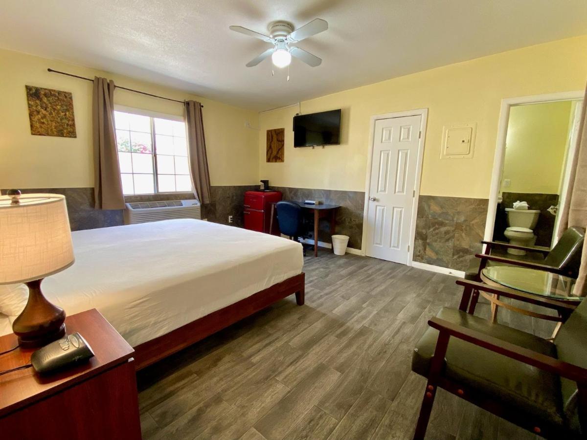 Europa Inn & Suites Дезерт-Хот-Спрингс Экстерьер фото
