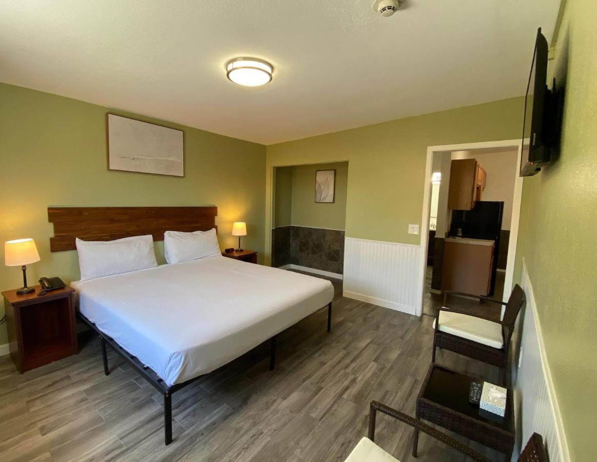Europa Inn & Suites Дезерт-Хот-Спрингс Экстерьер фото