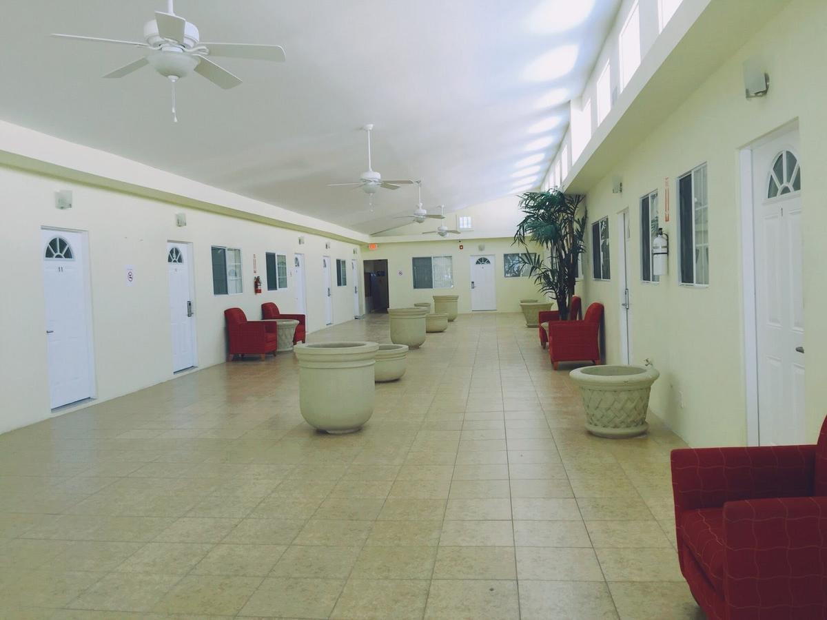 Europa Inn & Suites Дезерт-Хот-Спрингс Экстерьер фото