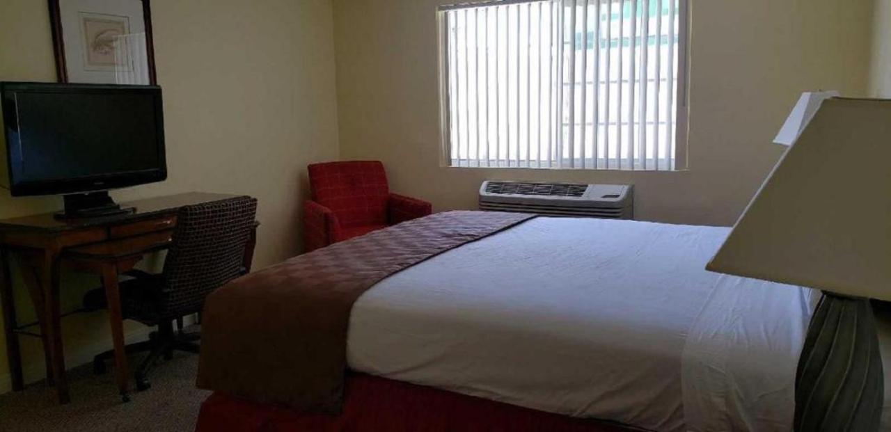 Europa Inn & Suites Дезерт-Хот-Спрингс Экстерьер фото